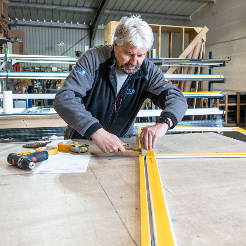 Wir fertigen Ihre Fliegengitter mit Rahmen in unserer Werkstatt